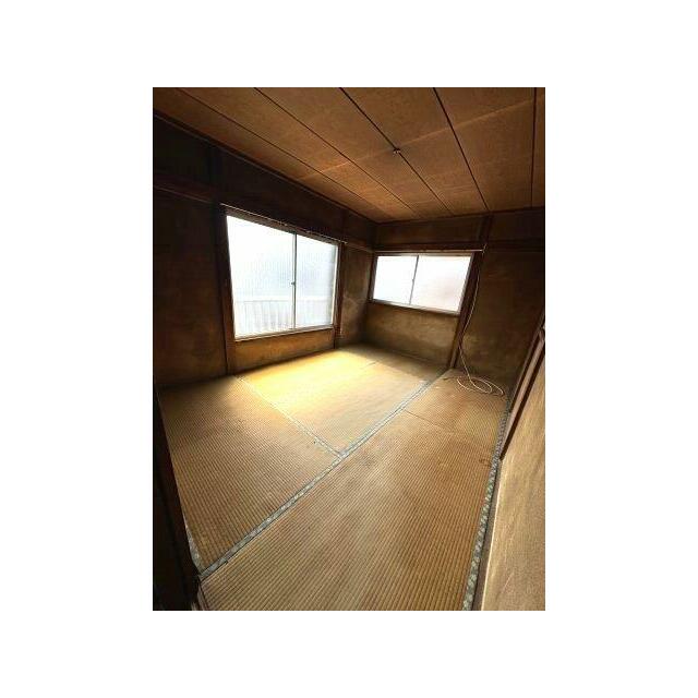 2面に窓を配した角部屋仕様。寝室や作業部屋にも適します