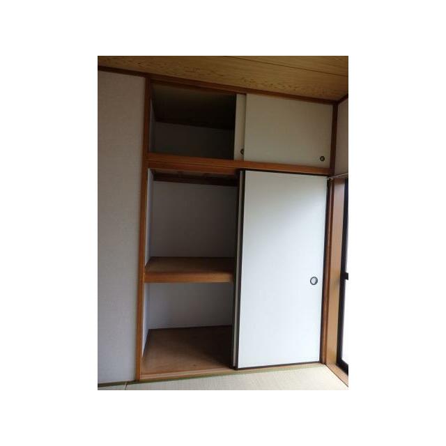 落ち着いた和室にはタップリ収納。
