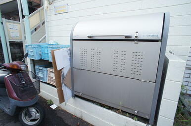 蓋つきのゴミ捨て場。衛生的ですね♪