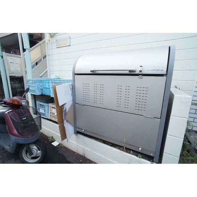 蓋つきのゴミ捨て場。衛生的ですね♪