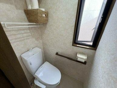 窓がついたトイレです