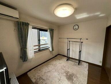 使い勝手のいい洋室です