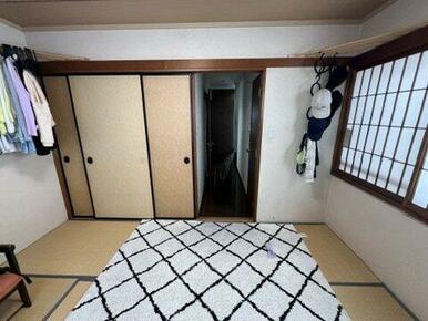 柔らかい畳が心地よい和室、収納もあります