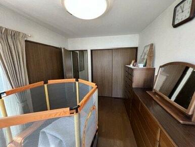 スタンダードな洋室です