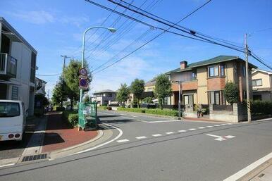【駐車場から道路を撮影】周辺は住宅街です。