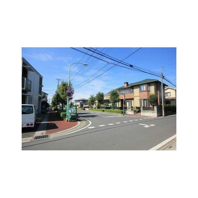 【駐車場から道路を撮影】周辺は住宅街です。