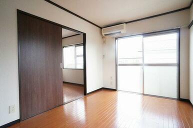 【５．５帖洋室（玄関入って右洋室）】タウニ―細井２０１号室へようこそ！！エアコンが付いておりますの…