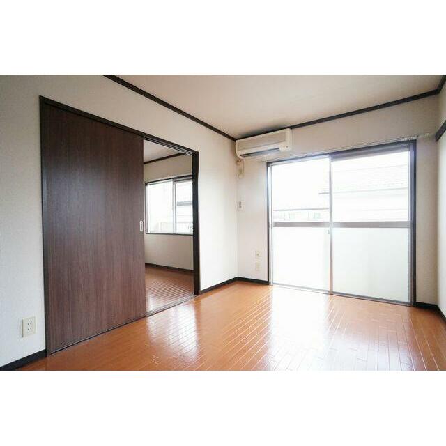 【５．５帖洋室（玄関入って右洋室）】タウニ―細井２０１号室へようこそ！！エアコンが付いておりますの…
