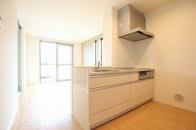 １１．８帖のＬＤＫです。エアコンと室内物干しが付いています。