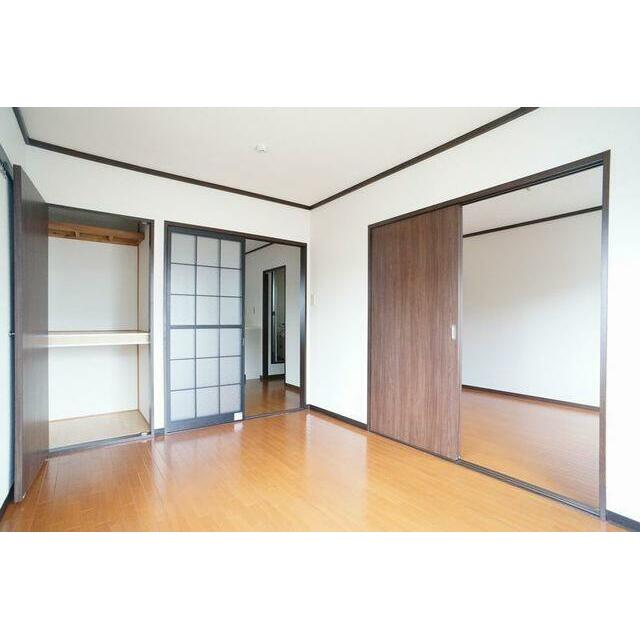 【５．５帖洋室（玄関入って右洋室）】洋室内には、半間の収納が付いております。室内は、行き止まりのな…