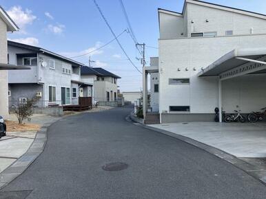 ゆとりのある道幅の閑静な住宅地です。