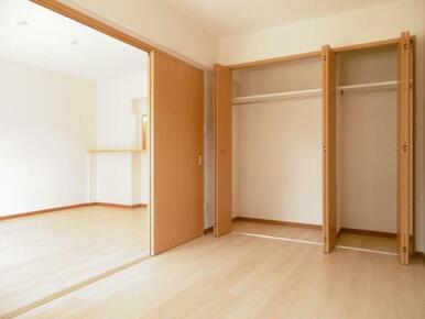 洋室５．４帖　※別号室の写真です。