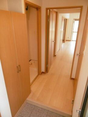 玄関スペース　※別号室の写真です。