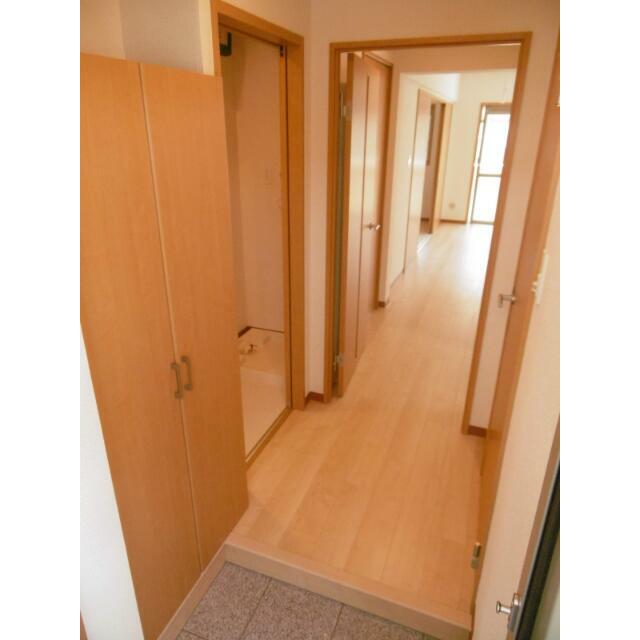 玄関スペース　※別号室の写真です。