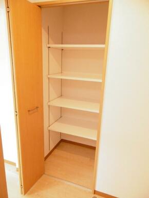 キッチン横収納スペース