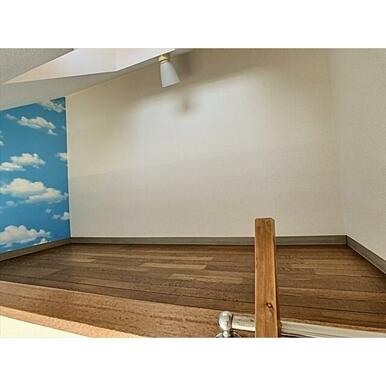 荷物の収納や睡眠にも使えるロフト