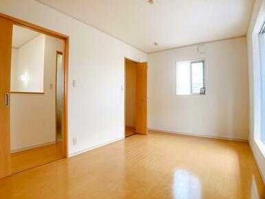 2階洋室　東側洋室は南向きで日当たり良好です