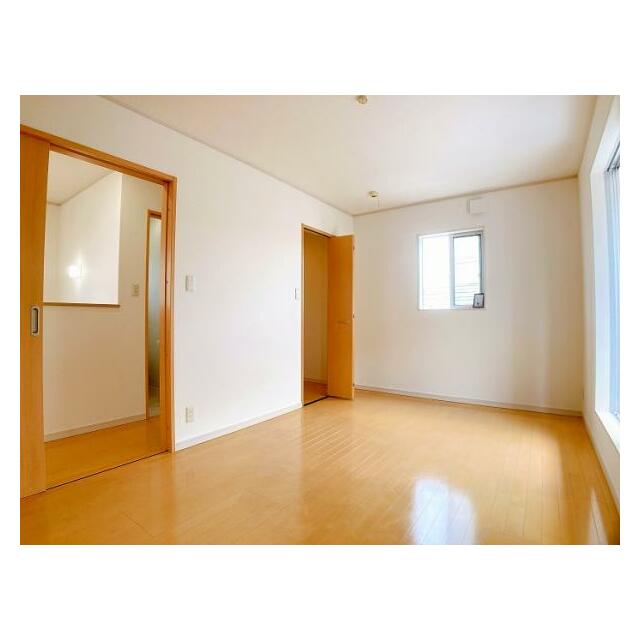 2階洋室　東側洋室は南向きで日当たり良好です