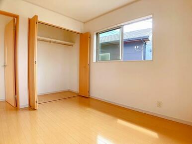 2階洋室　2面採光で快適にお使いいただけます