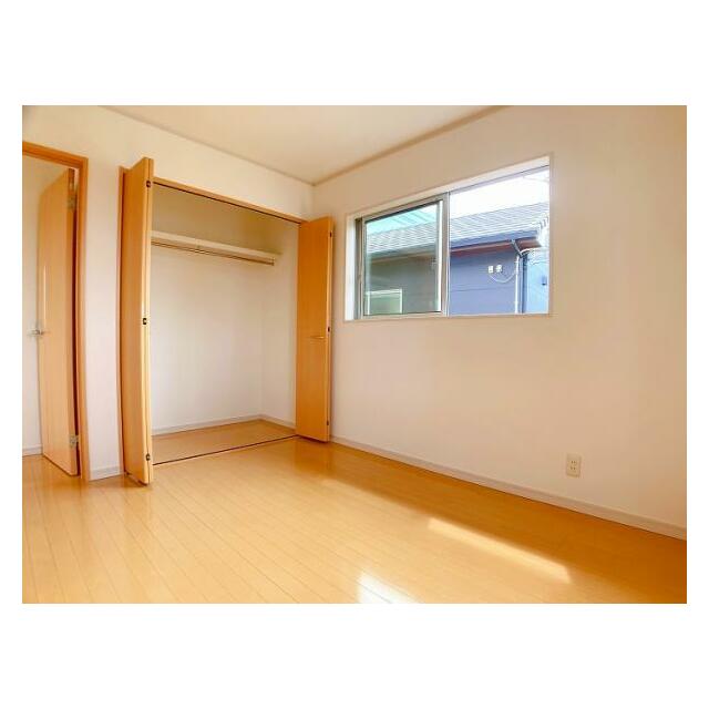 2階洋室　2面採光で快適にお使いいただけます