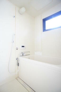 浴室には窓があり明るい空間！湿気対策に換気窓は大切ですね☆