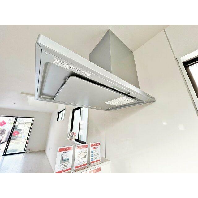 油汚れもしっかりガード、お手入れしやすいレンジフードです。※施工例