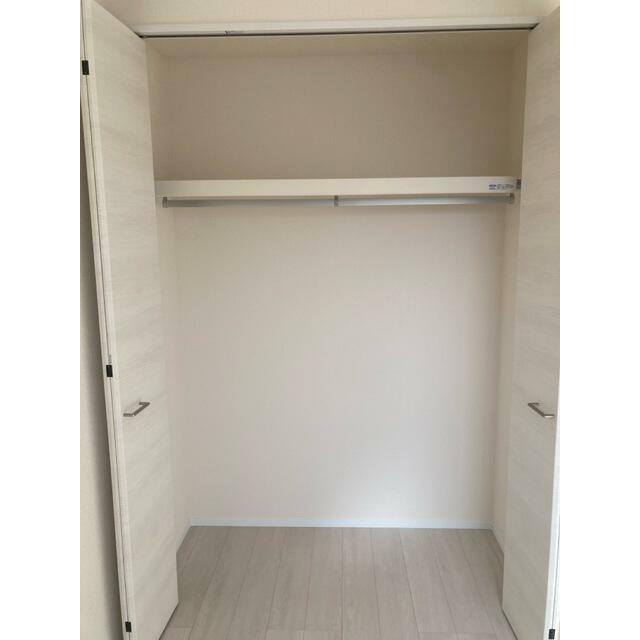 空間の使い方はいろいろ。服だけでなくさまざまなアイテムの収納にも◎（2号棟）
