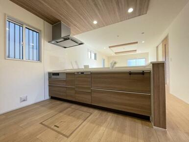 リビングの様子を見ながら家事ができるので小さなお子さまがいるご家庭も安心です＾＾