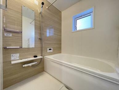 ゆったりと浸かれる1坪風呂を採用！1日の疲れを癒してくれる浴室は窓のある開放的な空間＾＾