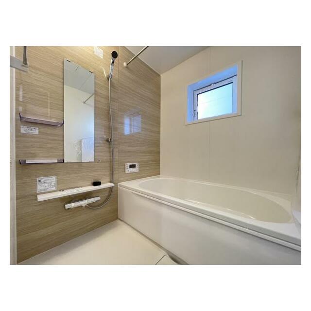 ゆったりと浸かれる1坪風呂を採用！1日の疲れを癒してくれる浴室は窓のある開放的な空間＾＾