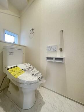 採光窓は臭い対策にもなって清潔な空間を保てます♪立ち上がりをサポートしてくれる手すりも完備！