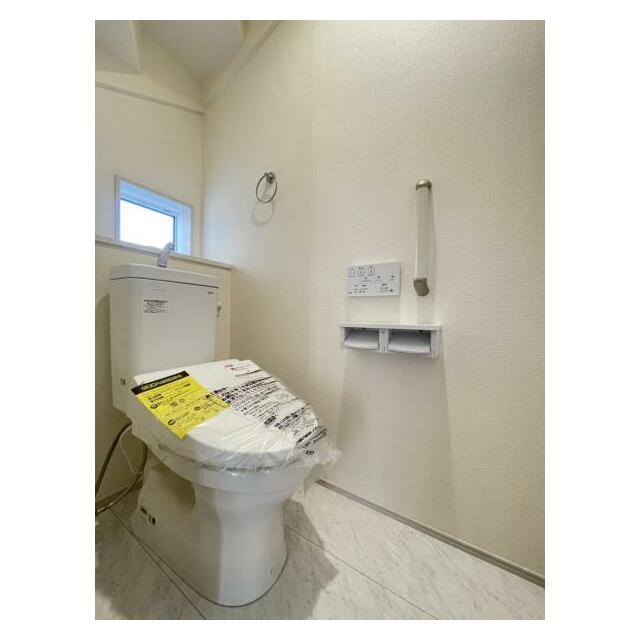 採光窓は臭い対策にもなって清潔な空間を保てます♪立ち上がりをサポートしてくれる手すりも完備！