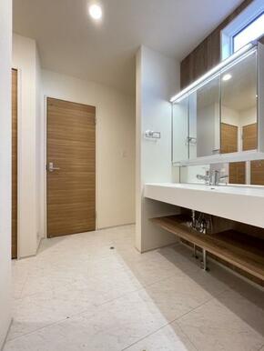 ゆとりあるカウンターはフラットで掃除も楽々！おしゃれな造作洗面です＾＾