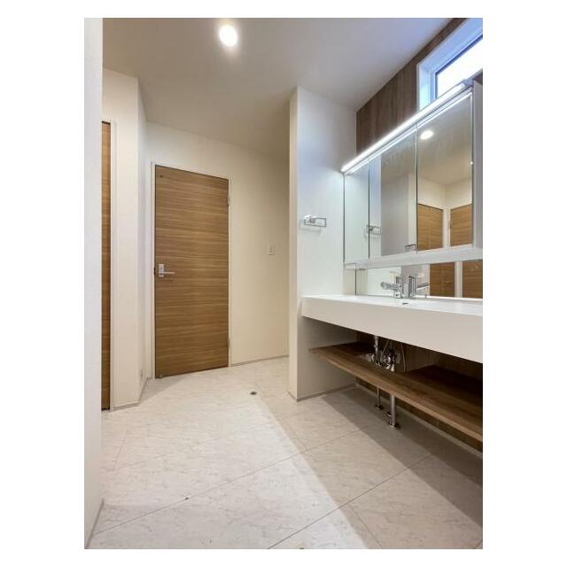 ゆとりあるカウンターはフラットで掃除も楽々！おしゃれな造作洗面です＾＾