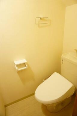 トイレは快適な温水洗浄便座付き