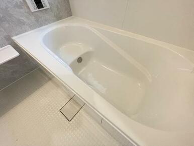 ゆったりと浸かれる1坪風呂を採用！1日の疲れを癒してくれる浴室は窓のある開放的な空間＾＾