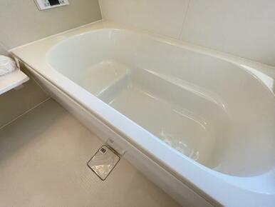 ゆったりと浸かれる1坪風呂を採用！1日の疲れを癒してくれる浴室は窓のある開放的な空間＾＾