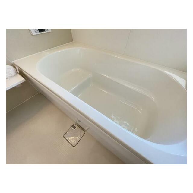 ゆったりと浸かれる1坪風呂を採用！1日の疲れを癒してくれる浴室は窓のある開放的な空間＾＾