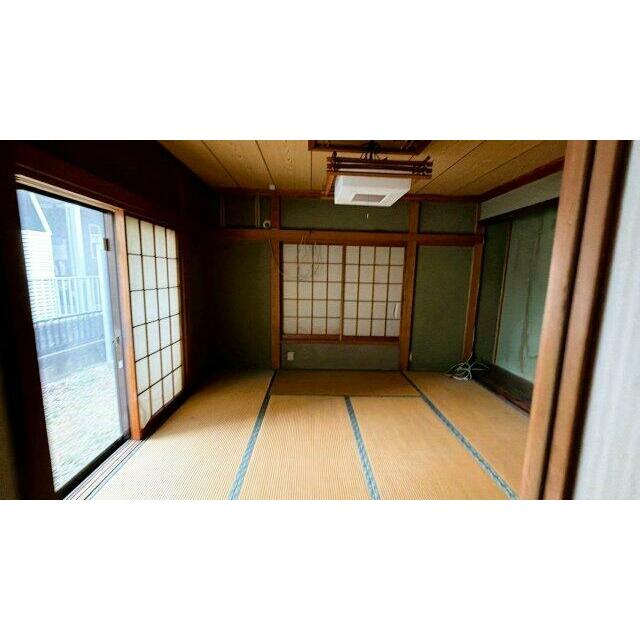 掃き出し窓から庭へ出入り可能。障子越しに柔らかな光が入ります。