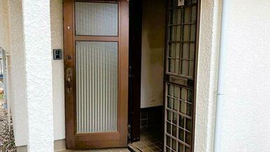 玄関ドアには採光部があり、日中の玄関内を明るく保ちます。