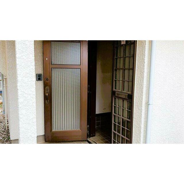 玄関ドアには採光部があり、日中の玄関内を明るく保ちます。