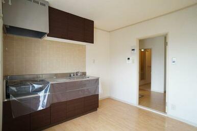 ダークブラウンのキッチン。インターホンはカラーモニタ付きです。