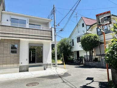 住む人の暮らしを静かに支える存在。派手さではなく、整った美しさと安定感で、家族の日常を包み込みます。