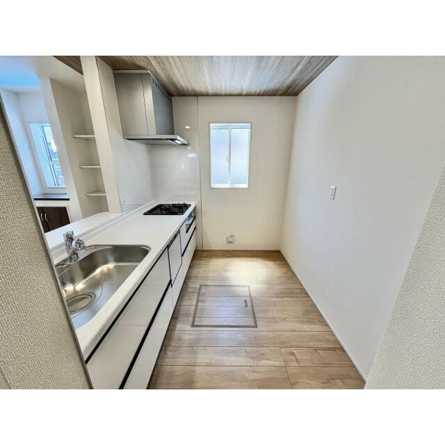 キッチンとの一体感が心地よく、家族の気配を感じながら過ごせるLDK。家事中も自然に会話が生まれる間取り