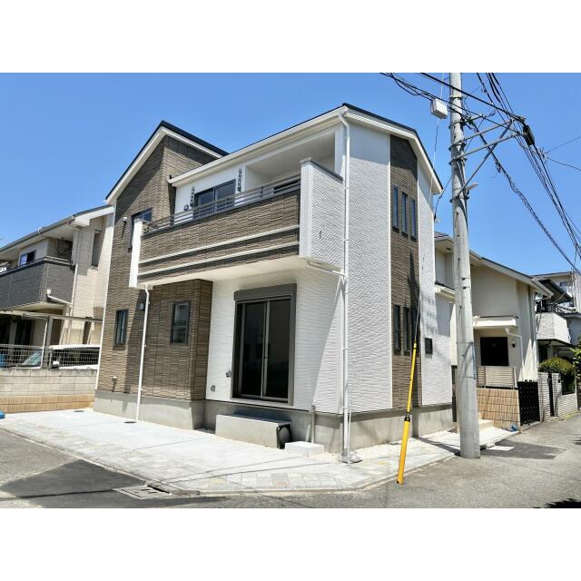 南東から見る外観写真。食器洗浄乾燥機・浴室換気乾燥機・玄関カードキーなど、暮らしをサポートする機能的