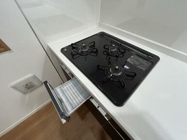 3口付きガスコンロ新品交換済み、同時調理が可能