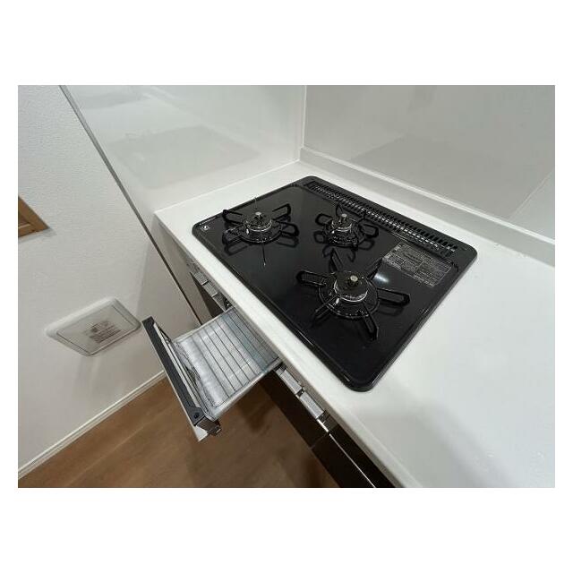 3口付きガスコンロ新品交換済み、同時調理が可能