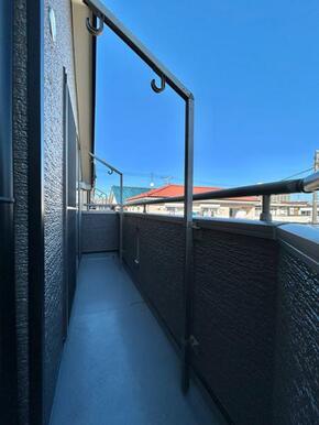 日当たりよく見晴らしのいいバルコニー