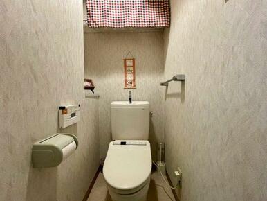 温水洗浄便座付きのトイレで、快適な使い心地を実現しています。壁付けのリモコン操作で機能もスムーズ。