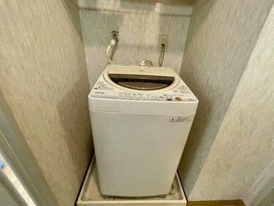 室内に洗濯機置き場を確保しており、天候を気にせず毎日の洗濯が可能です。給排水設備も整っており、防水パ